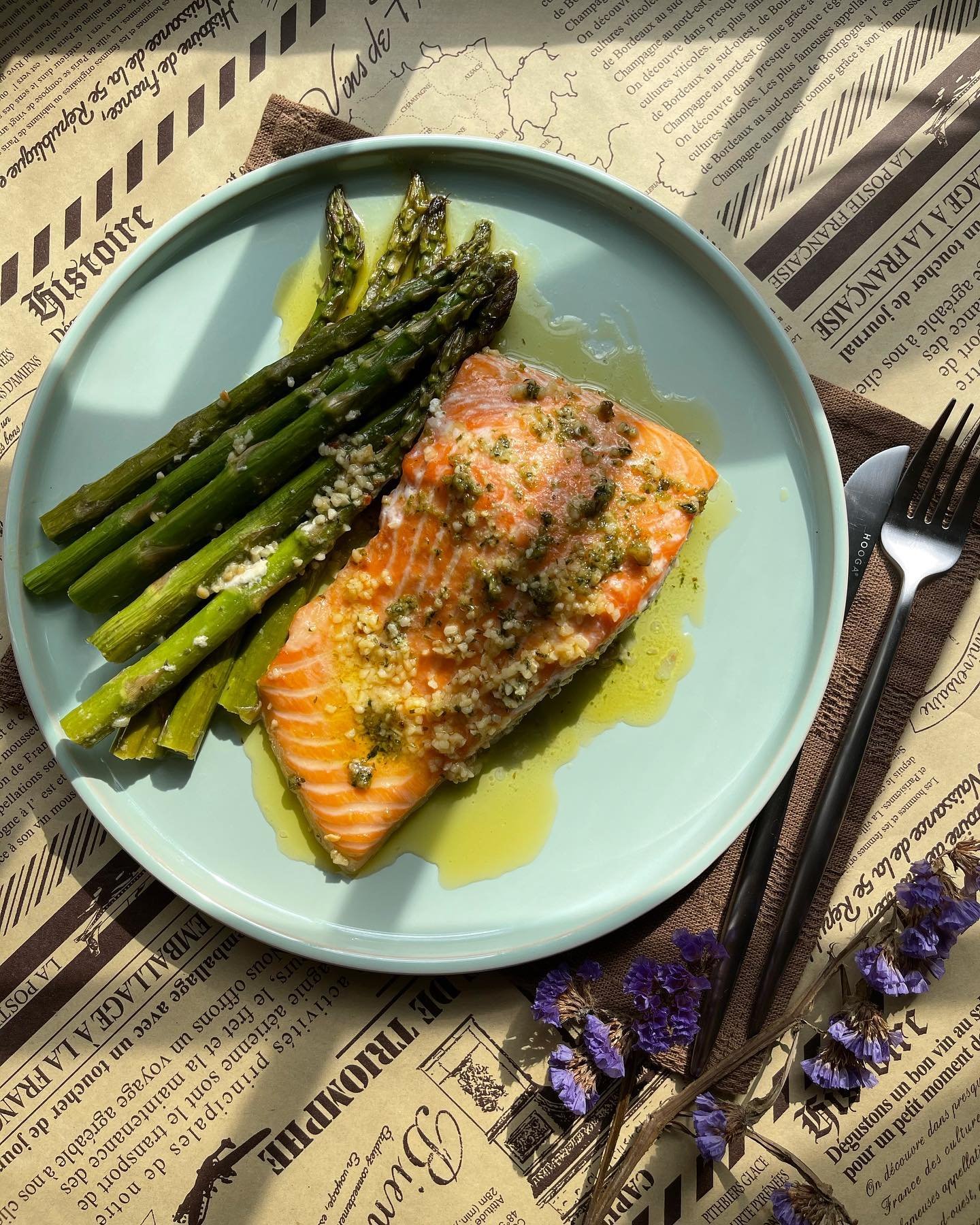 Oven Baked Salmon and Asparagus with Garlic Lemon Butter Sauce