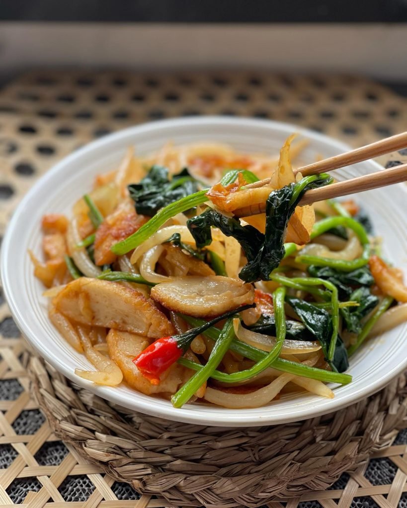 Spinach, fish cake and chow mein