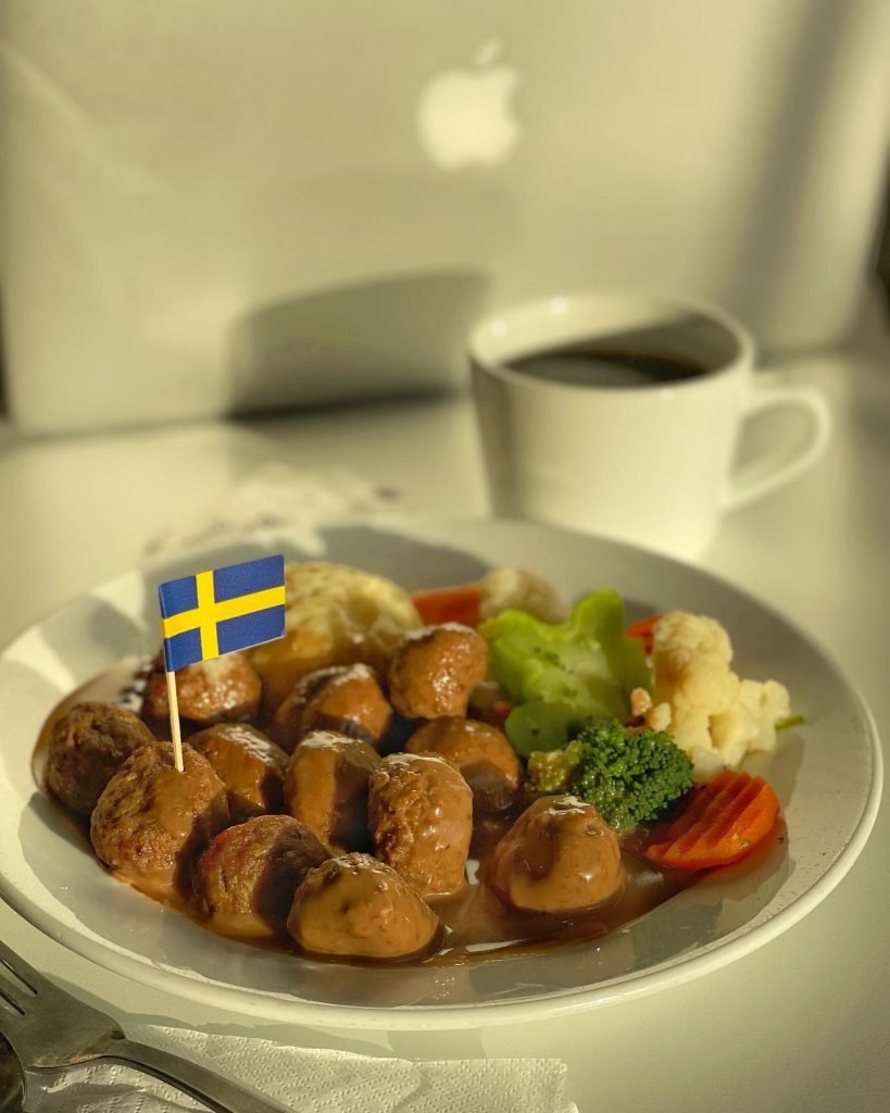 Swedish meatballs with gravy & strawberry jam and veggies